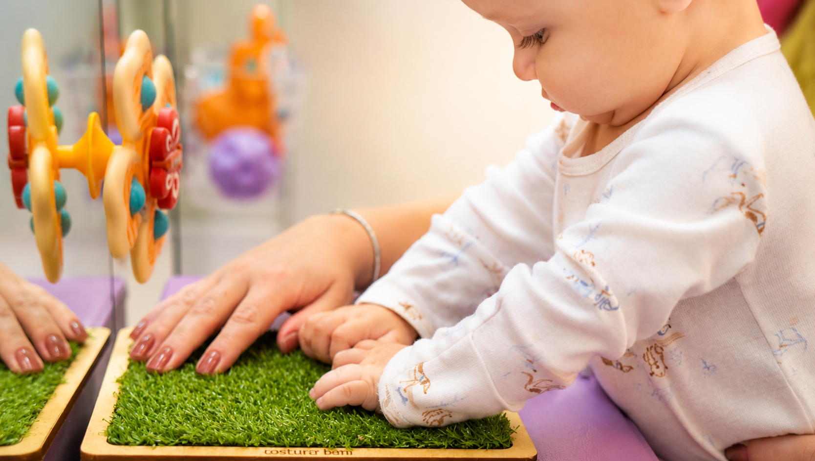 Bebê explorando um tapete sensorial durante estímulo ao desenvolvimento na Respira Kids