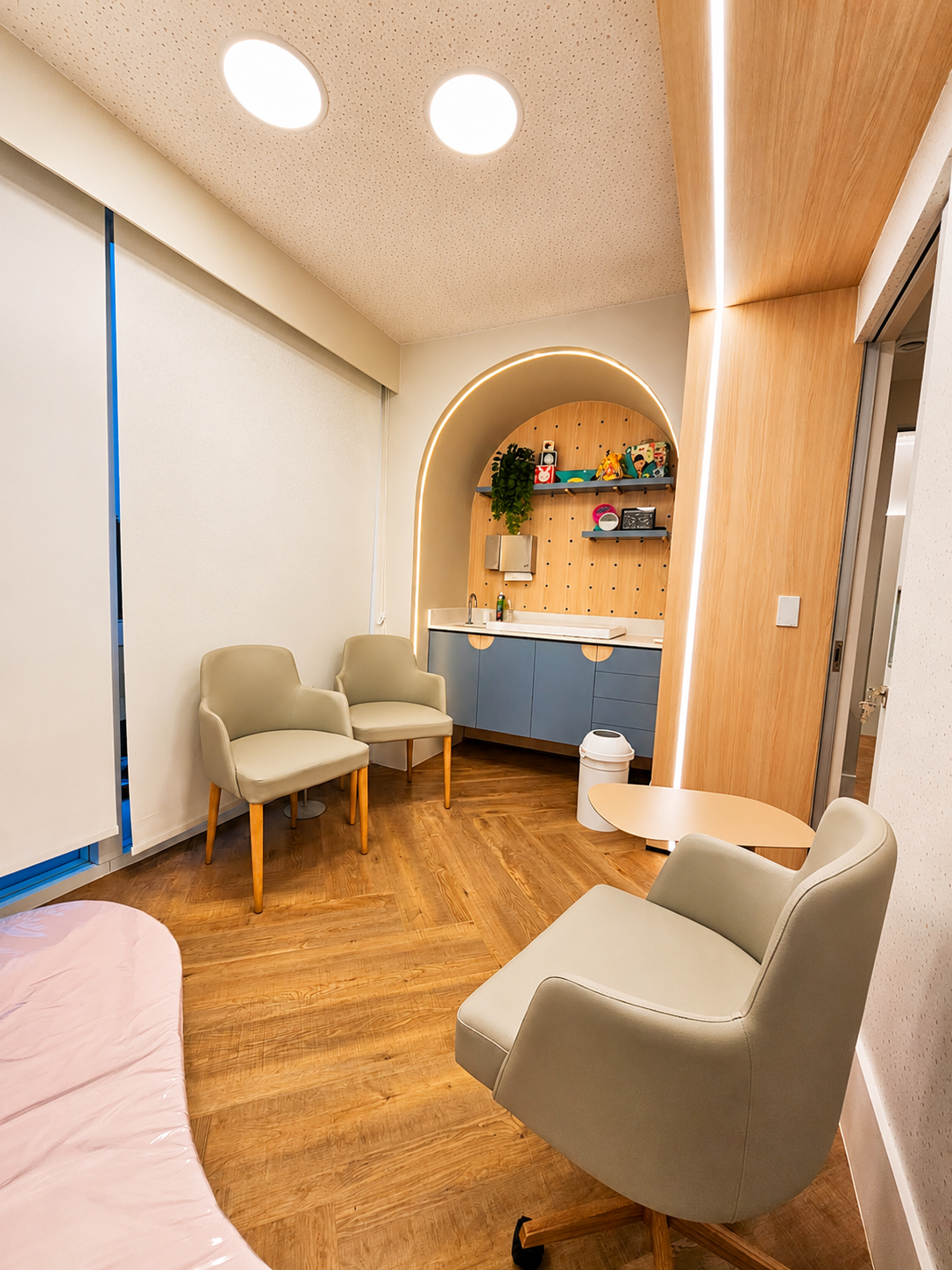 Consultório da Respira Kids com arco e armários em tom sálvia