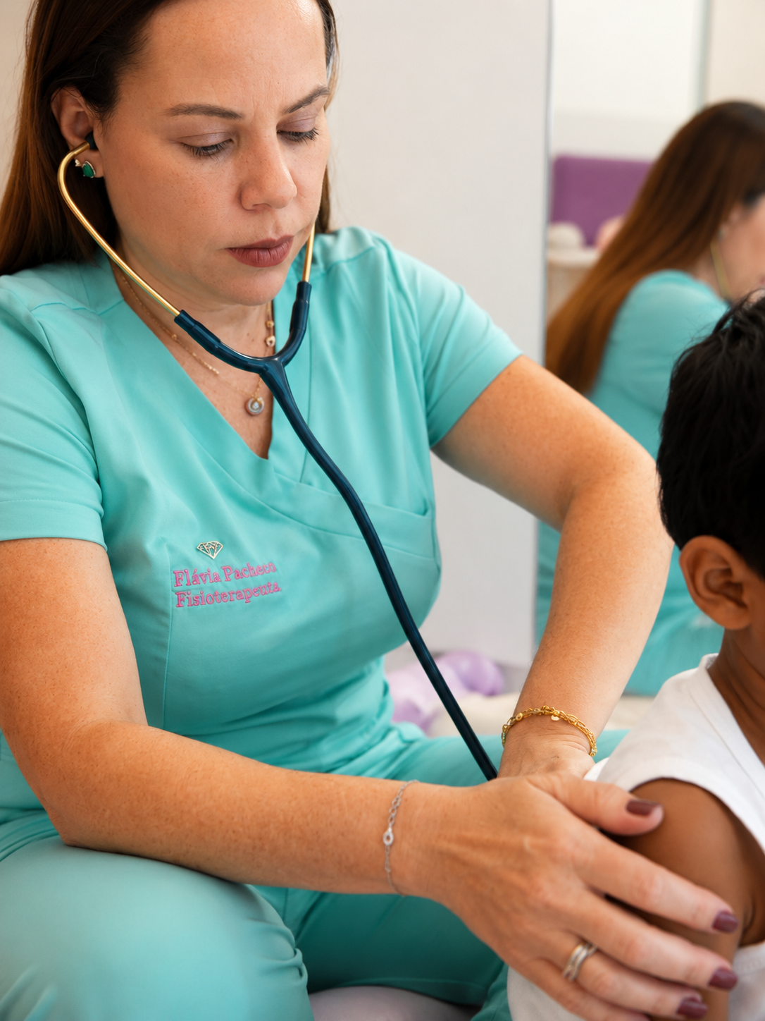 Fisioterapeuta da Respira Kids em atendimento, com estetoscópio, cuidando de uma criança