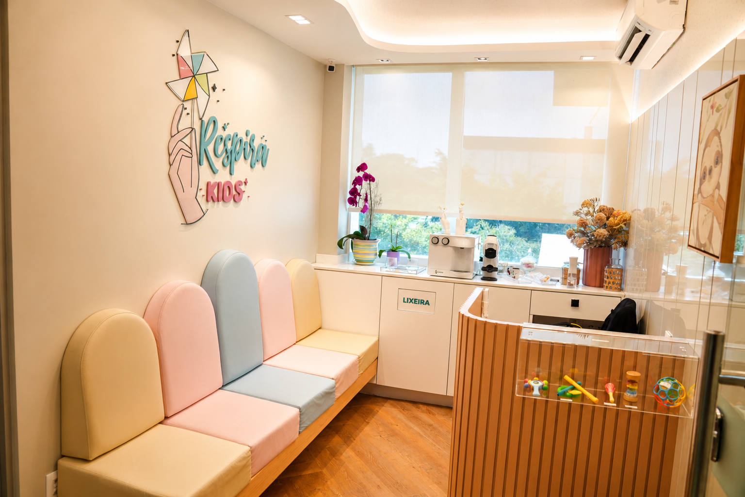 Recepção acolhedora da Respira Kids com a marca na parede